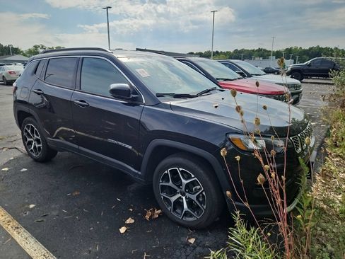 Used 2025 Jeep Compass Limited AWD/4WD image 3