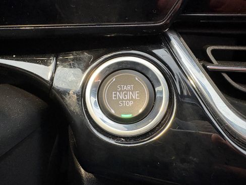 Used 2025 Chevrolet Trax RS w/ Sunroof Package image 13