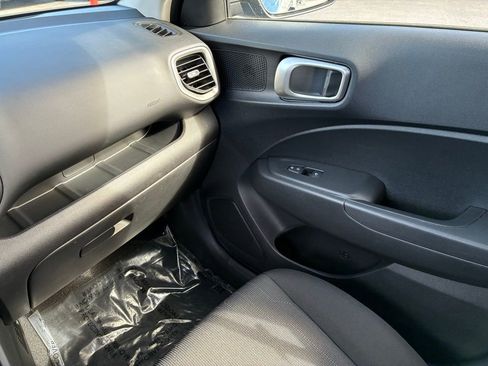 Used 2025 Hyundai Venue SE image 24