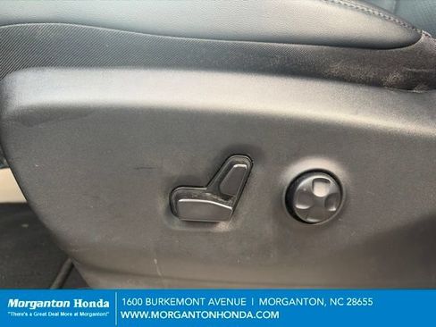 Used 2024 Chrysler Pacifica Touring-L FWD image 16