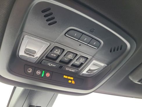 Used 2023 Chevrolet Traverse Premier image 20