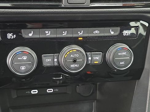 Certified 2024 Volkswagen Taos SE image 23