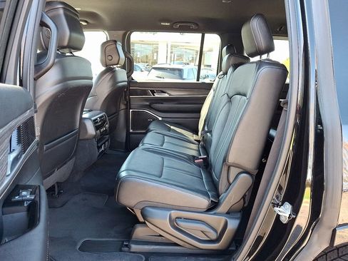 Certified 2024 Jeep Wagoneer Series II w/ Flexible Seating Group AWD/4WD image 11