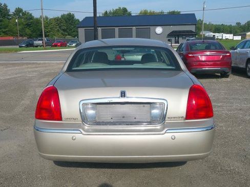Used 2004 Lincoln Town Car Ultimate RWD image 4