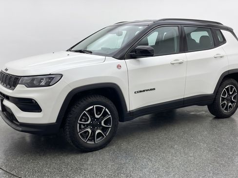 Used 2025 Jeep Compass Trailhawk AWD/4WD image 3