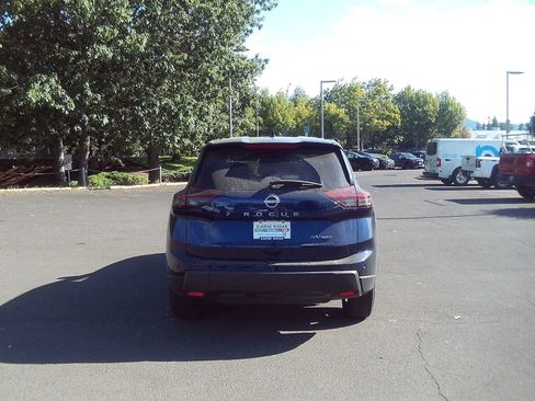 Used 2024 Nissan Rogue SV AWD/4WD image 4
