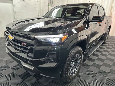 Used 2025 Chevrolet Colorado Z71 w/ Technology Package AWD/4WD image 4