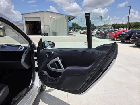 Used 2015 smart fortwo pure RWD image 13
