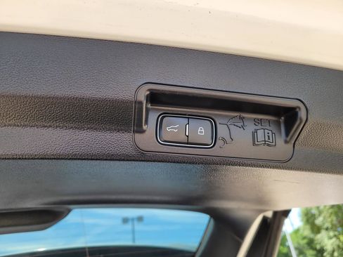 Used 2022 Ford Explorer XLT w/ Equipment Group 202A RWD image 16