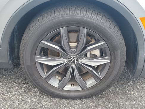 Used 2022 Volkswagen Tiguan SE w/ Panoramic Sunroof Package FWD image 9