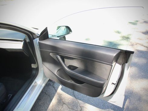 Used 2020 Tesla Model 3 Standard Range RWD image 30