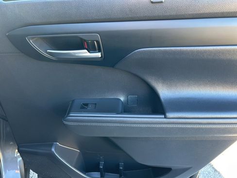 Used 2023 Toyota Highlander XLE image 24