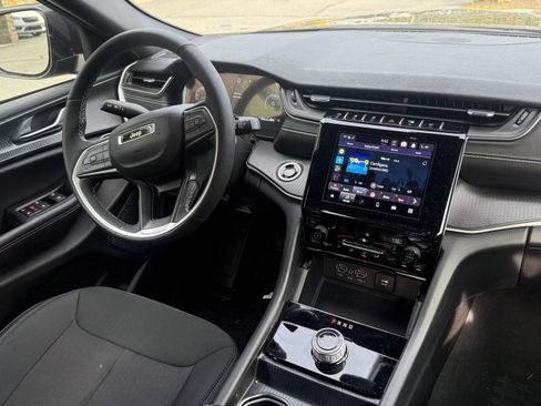 Certified 2024 Jeep Grand Cherokee Laredo X w/ Luxury Tech Group I AWD/4WD image 11