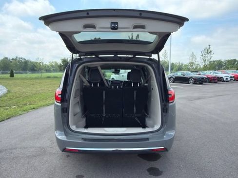 Used 2023 Chrysler Pacifica Touring-L FWD image 9