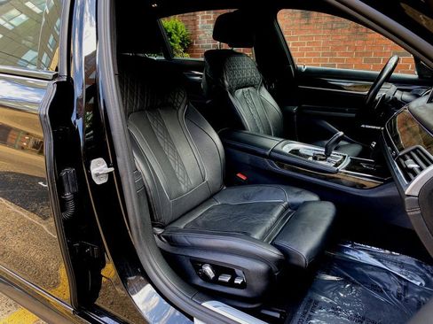 Used 2018 BMW 750i xDrive image 35