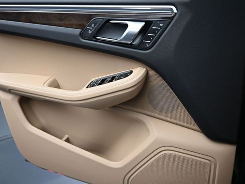 Certified 2023 Porsche Macan AWD/4WD image 26