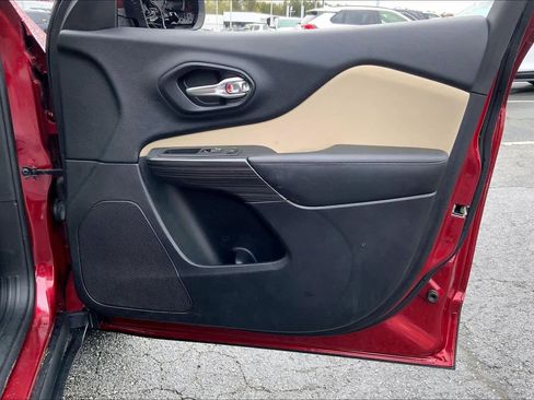 Used 2017 Jeep Cherokee Latitude w/ Comfort/Convenience Group image 22