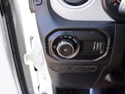 Used 2024 Jeep Wrangler Sahara image 21