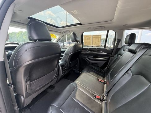 Used 2023 Jeep Grand Cherokee Limited AWD/4WD image 23