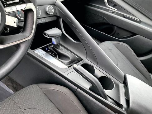 Certified 2024 Hyundai Elantra SE image 10
