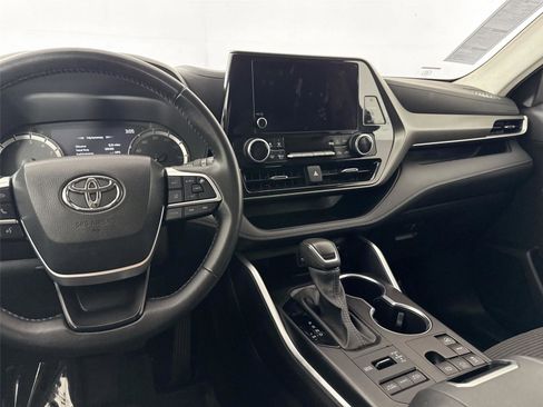 Certified 2024 Toyota Highlander LE AWD/4WD image 30