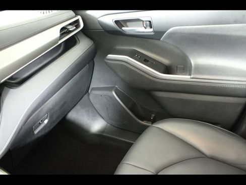 Used 2021 Toyota Highlander XLE AWD/4WD image 16