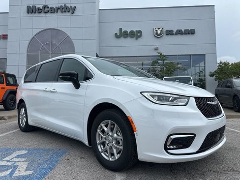 New 2026 Chrysler Pacifica Select image 1