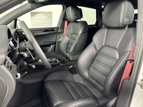 Used 2025 Porsche Macan image 5