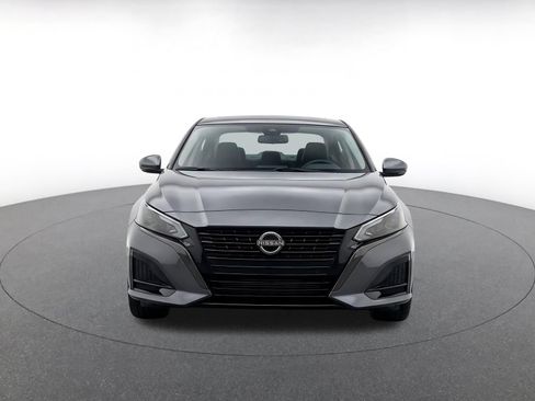 Used 2025 Nissan Altima 2.5 SV FWD image 2