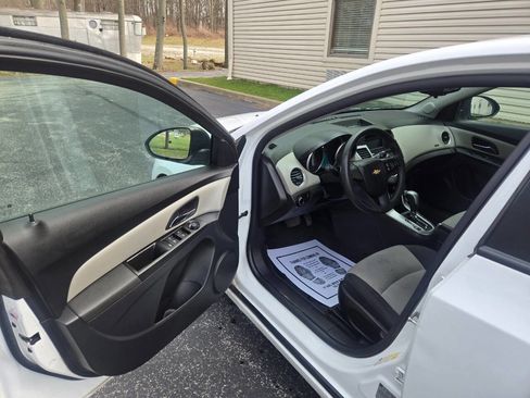Used 2014 Chevrolet Cruze LS image 13