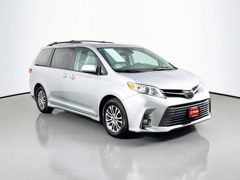 Used 2020 Toyota Sienna XLE image 7