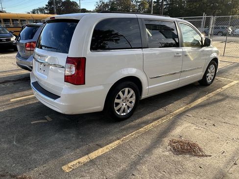Used 2013 Chrysler Town & Country Touring image 6