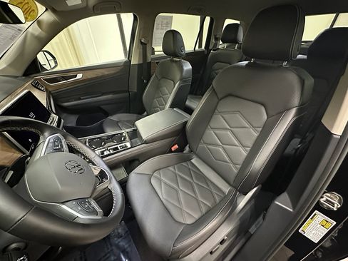 Used 2025 Volkswagen Atlas SE image 28
