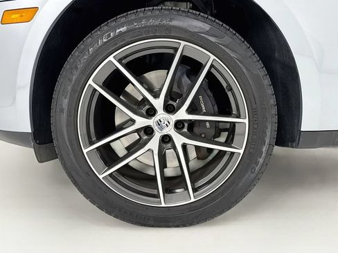 Certified 2025 Porsche Macan AWD/4WD image 33