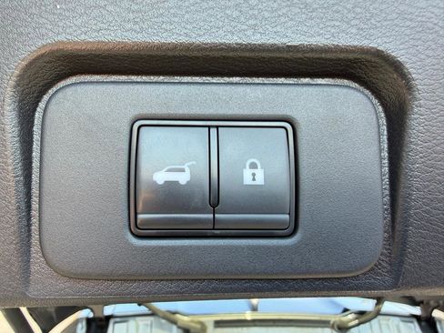 Used 2024 Nissan Rogue SV image 7