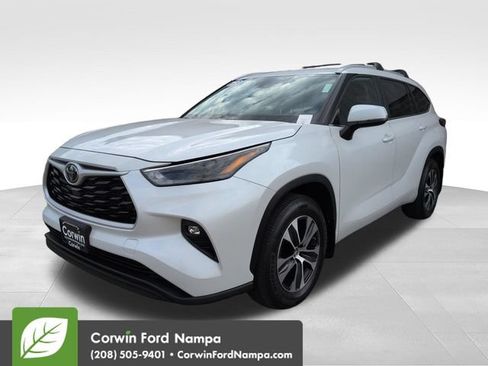 Used 2023 Toyota Highlander XLE AWD/4WD image 7