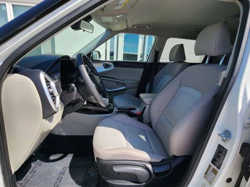 Used 2023 Kia Soul LX w/ LX Technology Package FWD image 10