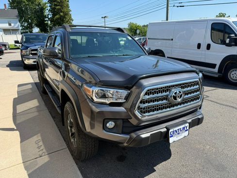 Used 2017 Toyota Tacoma TRD Off-Road w/ Tow Package (A/T) AWD/4WD image 12