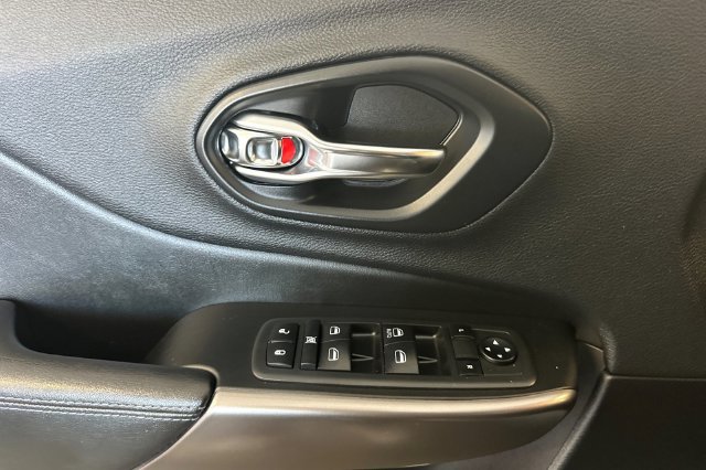 Used 2019 Jeep Cherokee Latitude w/ Popular Appearance Group FWD image 12
