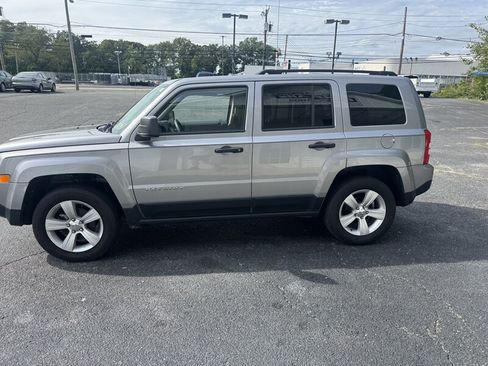 Used 2015 Jeep Patriot Sport w/ Tire & Wheel Group AWD/4WD image 7