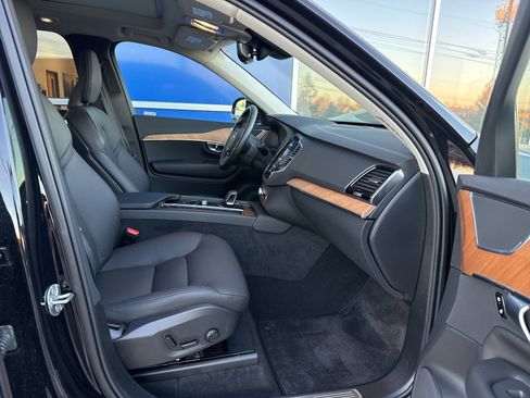 Used 2025 Volvo XC90 B6 Plus image 11