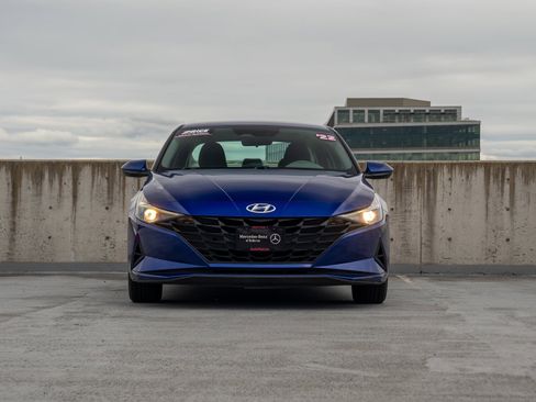 Used 2022 Hyundai Elantra SEL w/ Cargo Package FWD image 2