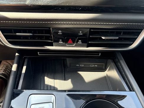 Used 2025 Volkswagen Atlas SE AWD/4WD image 16