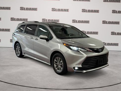 Used 2025 Toyota Sienna XLE FWD image 7