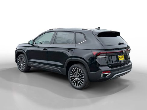 New 2026 Volkswagen Taos SE image 3