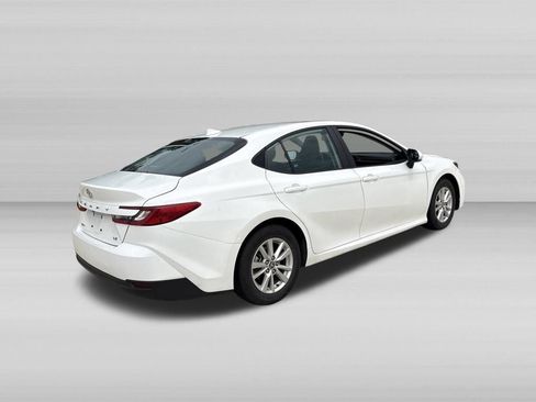 Used 2025 Toyota Camry LE FWD image 5