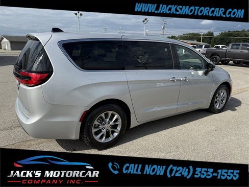 Used 2026 Chrysler Pacifica Limited FWD image 17