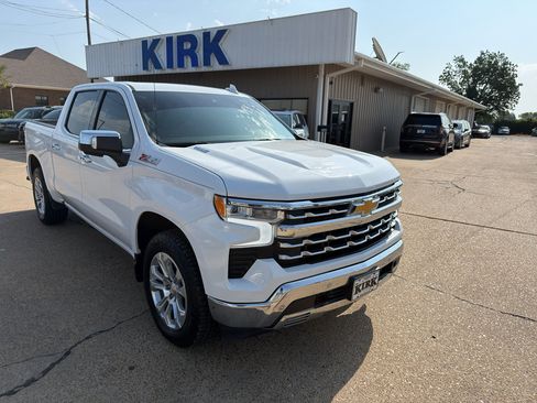 Used 2024 Chevrolet Silverado 1500 LTZ w/ Z71 Off-Road Package AWD/4WD image 7