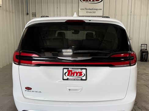 Used 2022 Chrysler Pacifica Touring-L FWD image 4