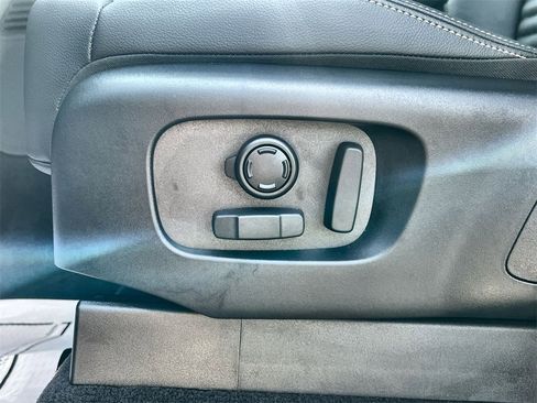 Used 2025 Land Rover Discovery S image 21